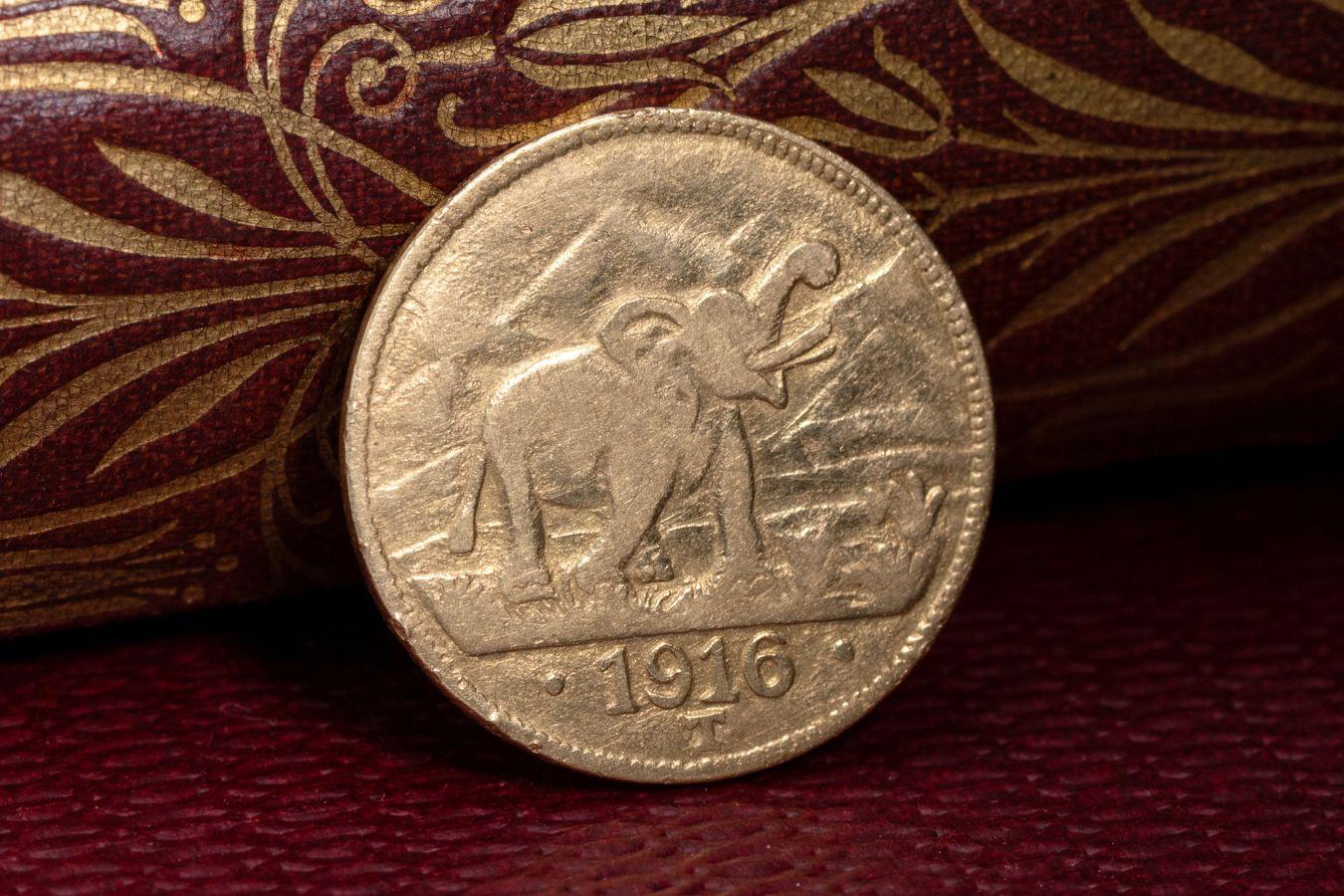 A tiny detail on the obverse distinguishes the two types of 1916 15 Rupien: In the earlier issue, the arabesque at the top of the eagle's right-hand wing extends below the 'T' in 'OSTAFRIKA' (approximate mintage of 9,035), as on the example pictured above