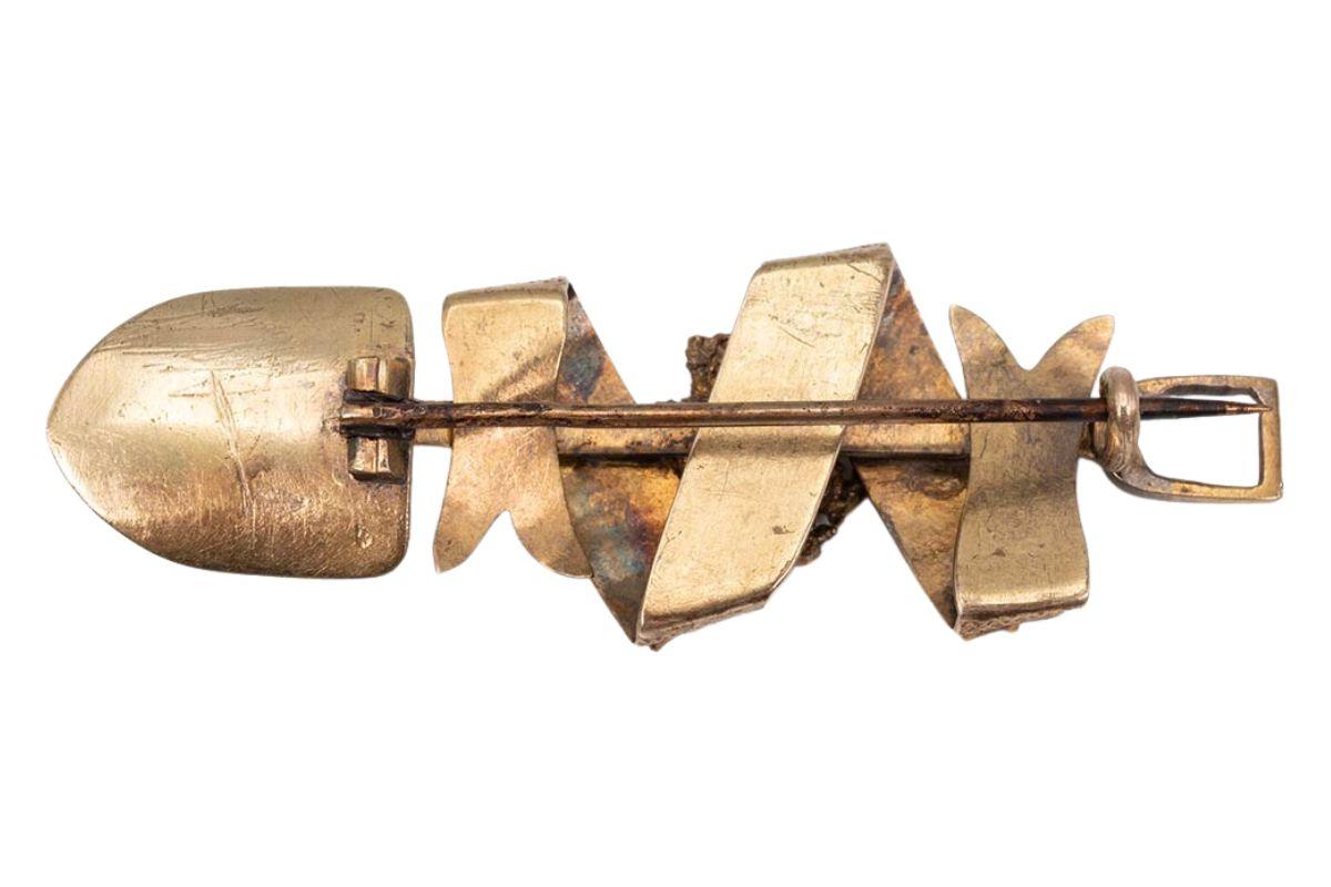 South African pieces and those dated to the period of the Western Australian gold rushes of the 1890s are generally less elaborate and more moderately priced, but the market is active and growing. Large, well-designed high-carat brooches, strongly associa